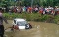 Suzuki Ertiga Basah Kuyup, Setengah Badan Berendam di Kali, Gara-garanya Ngantuk