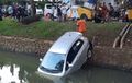 Video Cara Evakuasi Toyota Yaris Yang Berendam di Kali Bintaro, Pakai Dua Mobil Derek Bikin Macet Panjang
