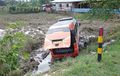 Isuzu Elf Kecemplung Sawah, Dua Penumpang Patah Kaki, Pengemudi Kabur Tak Tanggung Jawab