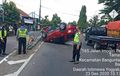 Suzuki X-Over Kayang di Tengah Jalan, Oleng ke Kiri, Terjang Tiang Rambu-rambu