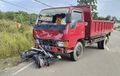 Honda Revo Terseret Aspal di Kolong Dump Truk, Mendadak Potong Jalur, Pengendara Terpental