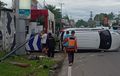Suzuki Ertiga Bikin Macet Jalan Raya Puncak Bogor, Terguling, Melintang Usai Hantam Tiang
