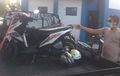 Daihatsu Gran Max Kabur Usai Hantam Dua Honda BeAT, Warga Sigap, Pengemudi Teler Terima Bogem