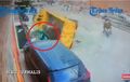 Panjang Umur! Driver Ojol Nyaris Kejepit Truk Oleng Yang Terbalik, Tonton Videonya