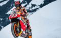 Video, Marc Marquez Geber RC213V Taklukkan Tanjakan Salju di Lintasan Ski, Kemiringan Hingga 80 Derajat