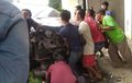 Kijang Innova Bumper Ompong, Nyebrang Jalan Lindas Scoopy, Terseret Masuk ke Ruko