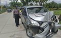 Daihatsu Xenia Isi Rombongan Santri Pontang-panting, Pecah Ban Hajar Tiang, Mesin Amburadul