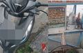 Honda Vario Tergeletak, Ambil Kanan Hantam Gerobak Bakso, Gagal Nyalip Berakhir Maut