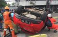 Mazda2 Terguling di Jakarta Pusat, Imbas Terobos Lampu Merah Sampai Tabrak Motor