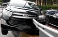 KIjang Innova Tertusuk Besi Pembatas, Tembus Sampai ke Kabin, Kondisi Airbag Disorot