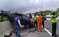 Corolla Altis Nyangkut di Pembatas Tol, Remuk Depan Belakang, Pindah Jalur Disambar Audi