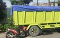 Honda BeAT Dipacu Kencang, Ringsek Nyangkut di Kolong Truk, Dua Pemotor Terhempas