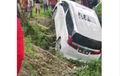 Toyota Alphard Salah Medan, Pengemudi Ngantuk Merangsek ke Semak-semak, Jadi Tontonan Warga