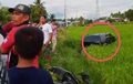 Opel Blazer Terjang Yamaha Mio Soul Dari Lawan Arah, Terpelanting Nyelonong ke Sawah