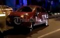 Nissan March Bonyok, Bodi Kiri Ringsek Kaca Pecah, Digebrak Honda BeAT di Perempatan