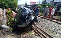 Toyota Avanza Remuk Terkapar, Dihantam Kencang Kereta Api, Peringatan Warga Tak Terdengar