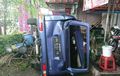 Suzuki Carry Babak Belur, Atap Bonyok Digebrak Pohon Tumbang, Terlempar Sampai ke Trotoar