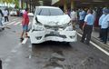 Kijang Innova Babak Belur, Kap Mesin Sampai Bumper Pesek, Hajar Tiang Musala Bandara Batam