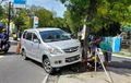 Daihatsu Xenia Pecah Ban, Oleng ke Kiri Bumper Nempel Pohon, Kaca Retak