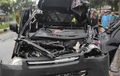 Daihatsu Gran Max Remuk Menganga, Kabin Terpotong, Penumpang Terlempar Tewas di Kolong Truk