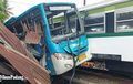 Tak Hiraukan Teriakan Warga, Bus Beradu Dengan Kereta, Tak Bergerak Terhimpit Warung