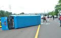 Minibus Bawa Pasien Covid-19 Terguling di Tol Jagorawi, Melintang  Hingga Seperempat Jalanan