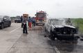 Mobil Double Cabin Berkobar di Jalan Tol, Jadi Tontonan Warga, Ludes Dalam Hitungan Menit