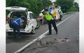 Daihatsu Xenia Pontang-panting, Remuk Terjang Pembatas Tol Semarang, Roda Sampai Meleyot