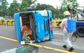 Isuzu Elf NLR 55 Pengangkut Pasien Covid-19 Kota Bogor Terguling di Tol Jagorawi