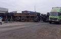 Truk  Panjang Dan Besar Rebah Tutupi Jalan, Kendaraan Lain Antri Mengular Hingga 3 Kilometer