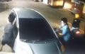Toyota Yaris Baru 10 Menit Parkir, Spion Dipetik Hitungan Detik, Aksi Terekam CCTV