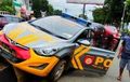 Hyundai Elantra Polisi Nyangkut di Pembatas Jalan, Anggota Meleng Saat Mengemudi