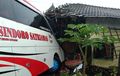 Bus PO Sindoro Satriamas Terobos Warung, Bangunan Jebol, Pengemudi Ngaku Tak Hafal Jalan