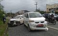 Daihatsu Xenia Asal Nyelonong, Keluar Rumah Sakit Tampar Suzuki APV, Pengemudi Bocah 13 Tahun