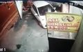 Honda Brio Satya Terekam CCTV, Terseret Hantam Rumah Makan, Polisi Lacak Pengemudi