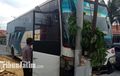 Bus AKAS Bonyok, Efek Hindari Mobil Belok Mendadak, Kaca Depan Sundul di Tiang Listrik