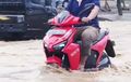 Motor Listrik Gak Aman Terjang Jalanan Banjir? Ini Penjelasannya