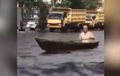 Viral, Serasa di Sungai Kakek Ini Santai Kayuh Perahu di Jalan Protokol Banjarmasin, Tonton Videonya