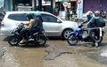 Street Manners: Ini Bahayanya Jalan Berlubang yang Tergenang Air Banjir Bagi Pengendara