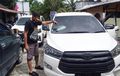 Kijang Innova Dikejar Warga, Dihujani Batu Nekat Lari, Berawal Teriakan Pemilik Toko Mas