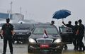Tiba di Bandara, Jokowi Langsung Kendarai Mercedes-Benz S600 Guard Sebelum Resmikan Tol Kapal Betung