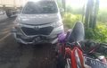 Honda Vario Gagal Nyebrang, Terpental Lewati Marka Jalan, Disambut Avanza
