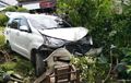 Toyota Avanza Bonyok di Halaman Rumah, Terpelanting Imbas Terjang Honda Scoopy