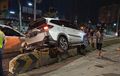 Toyota Rush Enggak Napak Aspal, Bodi Nyangkut Separator Busway, Gagal Pindah Lajur