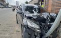 Toyota Rush Bumper Rontok, Tumbuk Tiang Lampu Sampai Bonyok, Diduga Salah Injak Rem