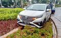 Toyota Rush Salah Medan, Dari Aspal Naik ke Taman, Terpaksa Ditarik Derek