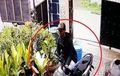 Terekam CCTV, Maling Cuek Beraksi Gasak Motor Gak Peduli Kondisi Ramai, Nih Videonya
