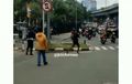 Geger! Pria Todongkan Senjata Api ke Pengguna Jalan Viral di Media Sosial, Berikut Videonya