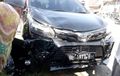 Toyota Avanza Baru Tiga Hari Keluar Dealer Remuk, Seret Honda Scoopy Masuk Warung