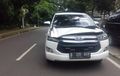 Kap Mesin Toyota Innova Keriting Susah Ditutup Rapat, Tertimpa Pohon Angsana, Untung Pengemudi Injak Rem